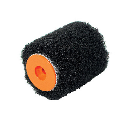 Svart spackelroller med orange kärna och grov yta.