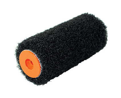 Svart spackelroller med orange kärna och luddig yta, avsedd för jämn applicering av spackel och färg.