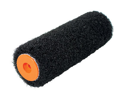 Svart spackelroller med orange mitt, sett från sidan.