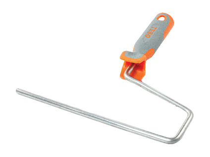 Handtag med en grå och orange plastdetalj, fäst vid en vinklad metallstång.