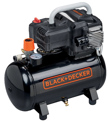 Svart kompressor med orange Black+Decker-logotyp. Har tryckmätare, ventiler och handtag ovanpå.