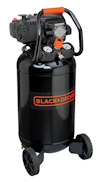 Svart kompressor med texten "BLACK+DECKER" i orange. Två mätare och röda detaljer vid handtaget. Utrustad med hjul.
