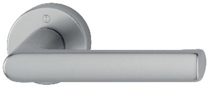 Dörrhandtag i silverfärg med rund rosett och stilren, rak design.