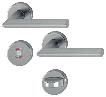 Dörrhandtag och wc-vred i borstad metall med röd och vit indikator på vredet.