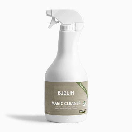 Sprayflaska med etikett märkt "Bjelin Magic Cleaner", vit med grön och beige etikett.
