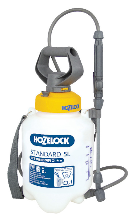 Vit tryckspruta med grå slang och handtag, märkt "Hozelock Standard 5L" med blå text och symboler. Grått bärhandtag.