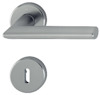 Silverfärgat dörrhandtag och nyckelskylt i minimalistisk design.
