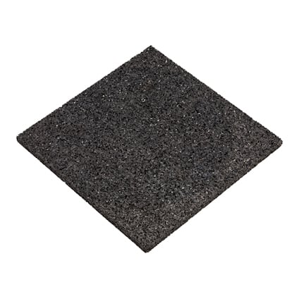 Kvadratisk, svart gummiplatta med grov textur, sedd i en lätt vinkel.