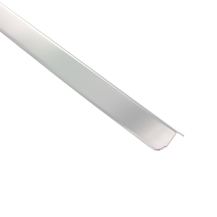 Silverfärgat rundat hörnskydd av blank aluminium.