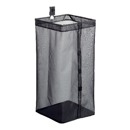 Svart meshförvaringsbag med rektangulär form och hängande krok högst upp.
