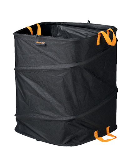 Svart, ihopfällbar trädgårdssäck med orange handtag och Fiskars-logotyp på framsidan.