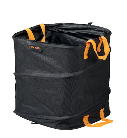 Svart pop-up trädgårdssäck med orange handtag och texten "Fiskars" på sidan.