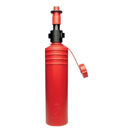 Röd bränsleflaska med svart lock och en liten röd hatt ovanpå. Flaskan har en kapacitetsetikett och är cylindrisk.