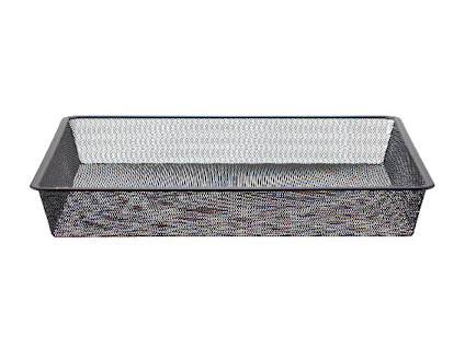Svart rektangulär bricka med nätmönstrade sidor och slät botten.