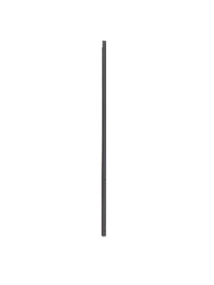 Lång, smal, grå metallstång med hål på sidan mot vit bakgrund.