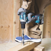 Person använder en Makita borrmaskin för att borra i trä.