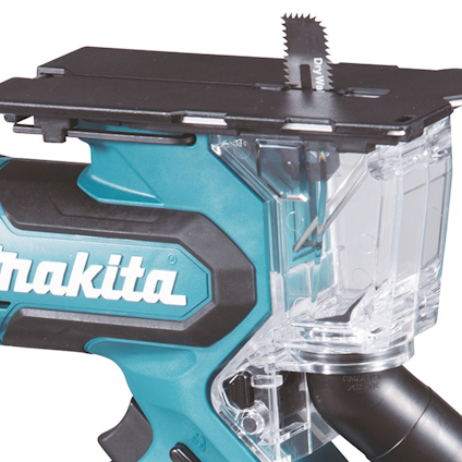 Bärbar Makita såg med synligt blad och del av handtag. Text "Makita" på verktygets sida.