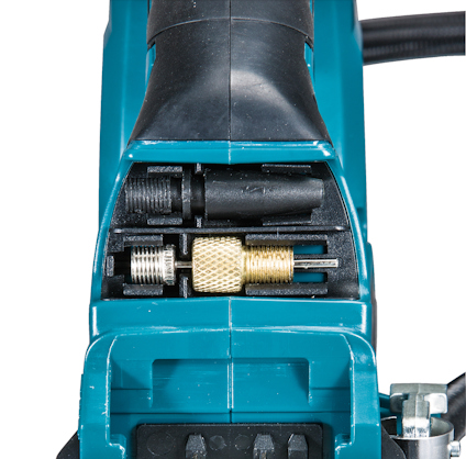 Maskindel av en batteridriven luftpump med justerbart vred och exponerade mekaniska komponenter.