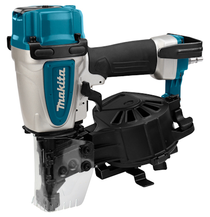 Blå och silverfärgad takpappspistol med märket "Makita" på sidan och ett plastmagasin för spik längst ner.