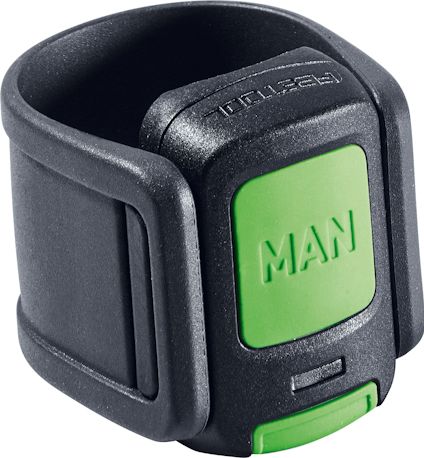 Svart och grön fjärrkontroll med texten "MAN" på knappen, formad som ett armband.