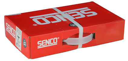 Röd kartong med texten "SENCO" i vitt. En plastband runt kartongen.