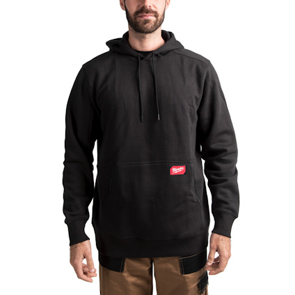 Person i svart hoodie med huva och ficka på magen, samt bruna byxor.