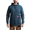 Person i blå hoodie med känguruficka och snören i huvan, samt ljusbruna byxor med fickor.