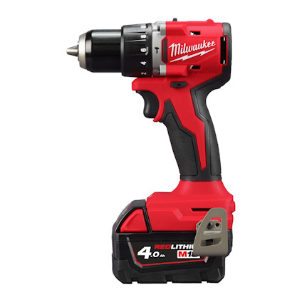 Röd och svart sladdlös borrmaskin med texten "Milwaukee" och "REDLITHIUM M18" synlig på sidan.