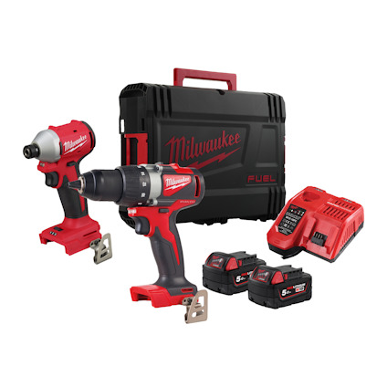 Slagborrmaskin och slagskruvdragare med röda detaljer, två batterier, laddare och svart verktygsväska med texten "Milwaukee".