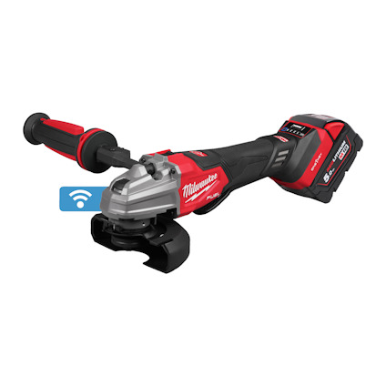 Vinkelslip från Milwaukee med rött och svart hölje och sidohandtag. Synligt batteri och Bluetooth-symbol.