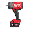 Röd och svart mutterdragare med texten "Milwaukee Fuel" och en batteridel märkt "REDLITHIUM M18 5.0 Ah".