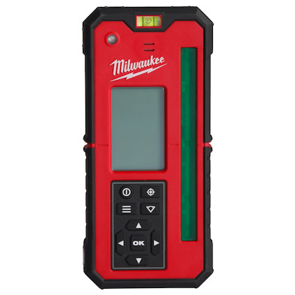 Röd lasermottagare med digital display och kontrollknappar, märkt "Milwaukee". Liggande, grön och gul vätskenivå högst upp.