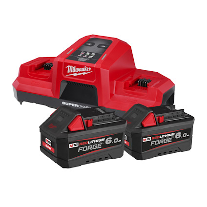 Röd och svart batteriladdare med två batterier märkta "M18 REDLITHIUM FORGE 6.0 Ah".