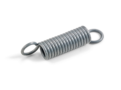 Metallspiralfjäder med öglor i båda ändar, ligger på en vit bakgrund.