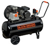 Svart luftkompressor med handtag och hjul, märkt "BLACK+DECKER" i orange på sidan. Två tryckmätare synliga.