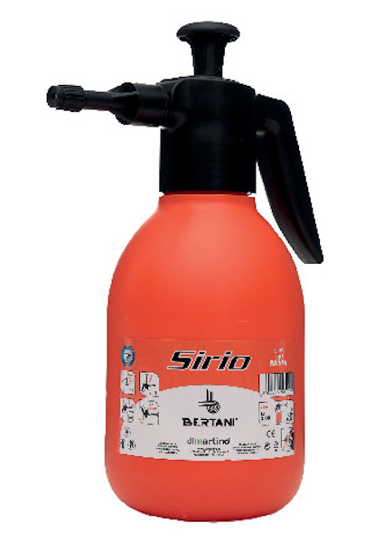 Orange tryckspruta med svart handtag och munstycke, märkt "Sirio" och "Bertani" på etiketten.