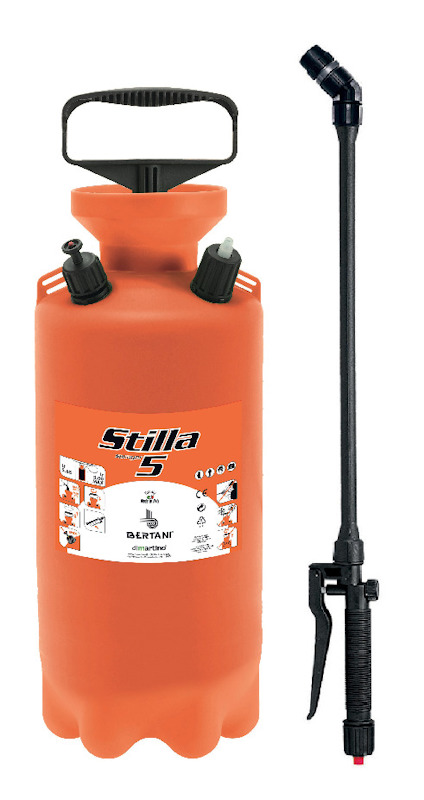 Orange tryckspruta med svarta detaljer och handtag, etikett med text: "Stilla 5", avtagbart sprutrör.