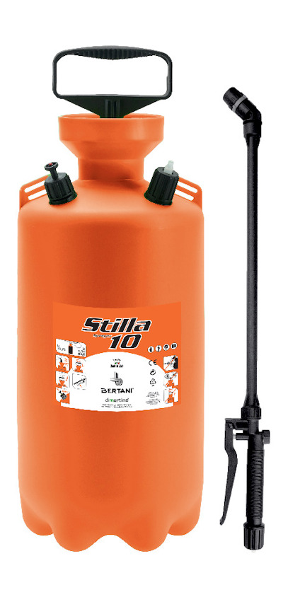 Orange tryckspruta med handtag, svart spraystav och texten "Stilla 10" på etiketten.