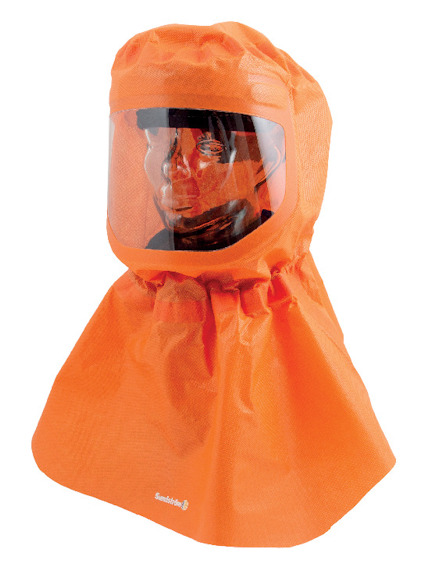 Orange skyddshuva med genomskinligt visir, visar en del av huvudet hos en mannekäng inuti.
