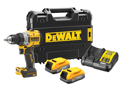 Borrmaskin med batterier, laddare och en svart verktygslåda med "DEWALT"-logga.
