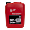Röd 5-liters behållare med texten "Milwaukee Synthetic Threading Oil" och symboler för återvinningsbar plast (HDPE).