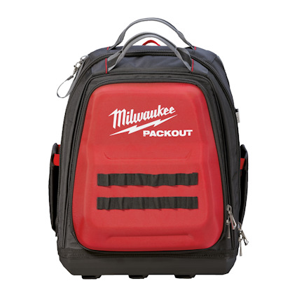 En svart och röd ryggsäck med texten "Milwaukee PACKOUT" i vitt. Flera dragkedjor och öglor syns på framsidan.