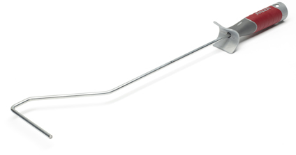Målarbygel med rött och grått handtag och en lång, rak metallstång.