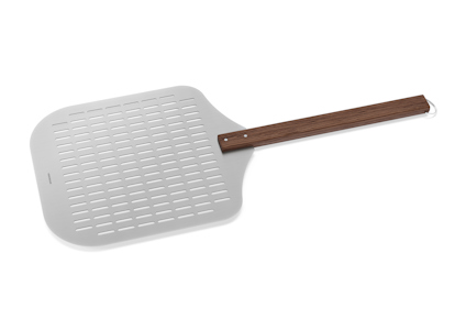 Perforerad pizzaspatel med ett rökfärgat handtag.