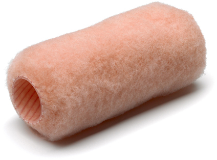 Rosa fluffig målarroller med öppning i mitten, lämplig för att fästa på ett handtag.