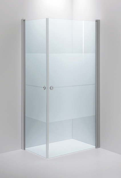 Duschvägg med halvtransparent glas och borstade metallramar, placerad mot en vit vägg.