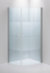 Duschvägg med svängda glasdörrar och frostade partier, monterad i ett hörn. Silverfärgade beslag och handtag.