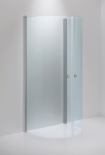 Transparent, svängbar duschvägg i glas med borstat beslag och handtag; monterad i ett minimalistiskt vitt badrum.