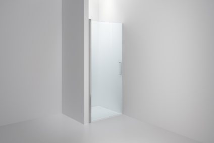 Duschkabin med glasväggar och metallhandtag, placerad i ett minimalistiskt vitt badrum.