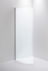 Fristående böjd glasduschvägg mot vit bakgrund, med metallprofil och minimalistisk design.